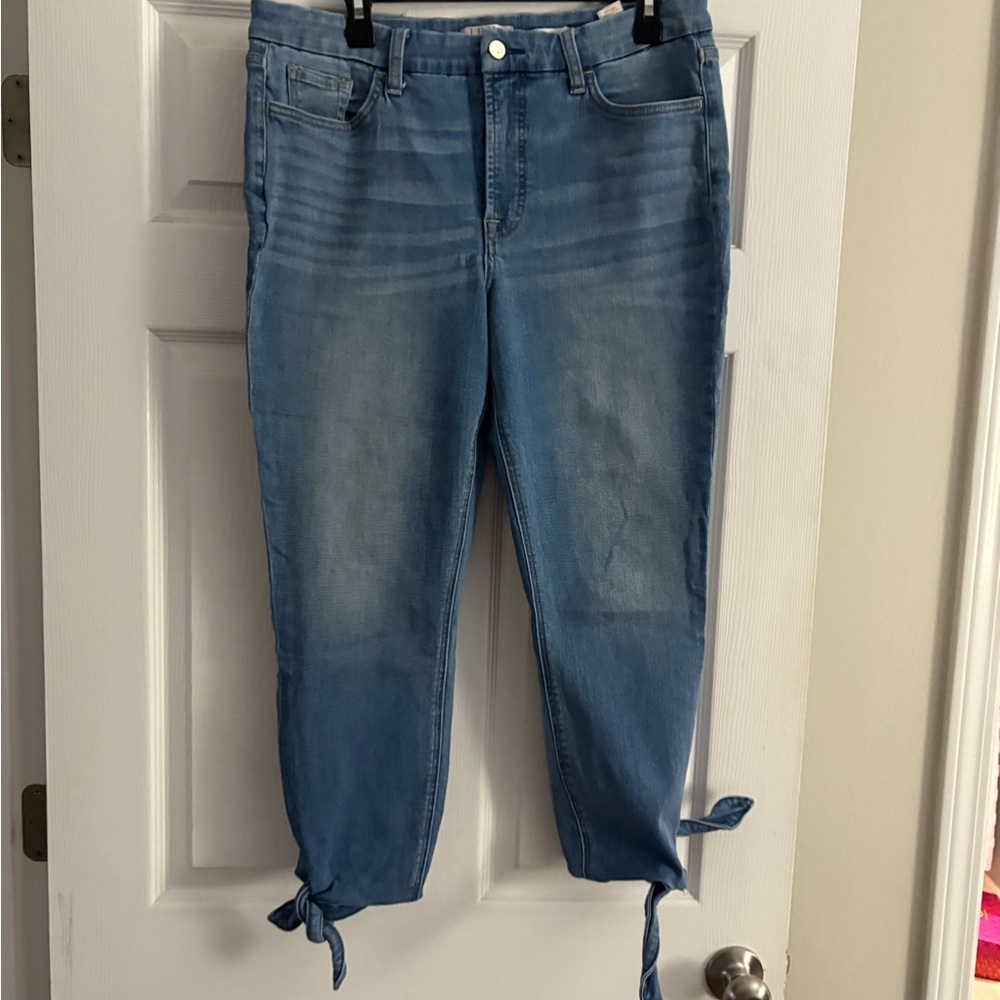 Stylish Blue Cropped Jeans with Tie Hem